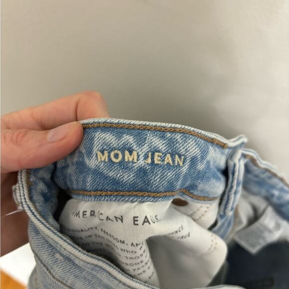 American Eagle Mom Jean with Comfort Stretch Waistband Light Wash - Size 6 - Picture 5 of 6